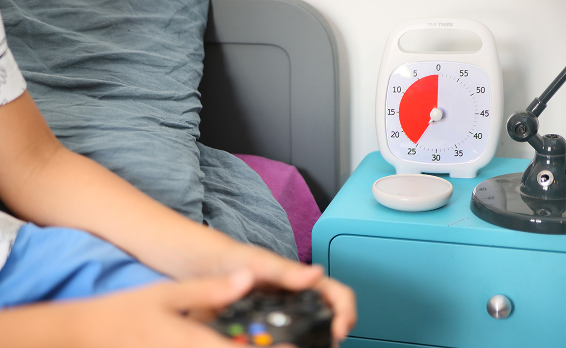 time timer et enfant qui joue à la console