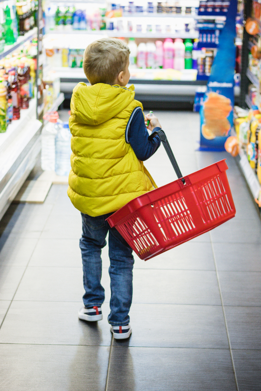 Enfant faisant les courses