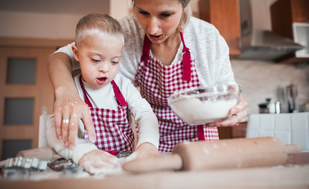 Mère cuisinant avec son enfant