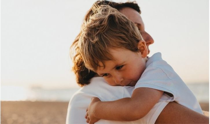 enfant qui fait un calin 