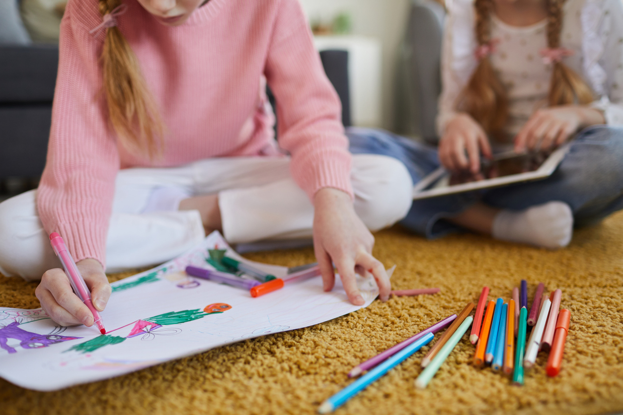 enfant qui dessine