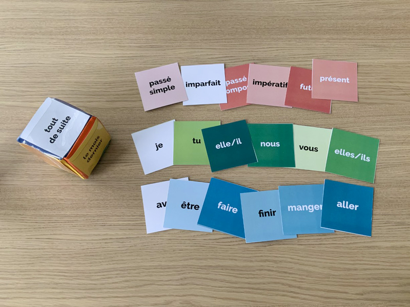 Les dés en mousse avec les cartes de conjugaison pour apprendre 