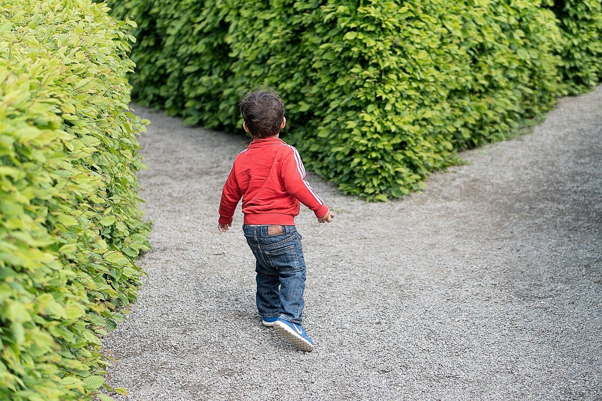 Un enfant court dans un jardin