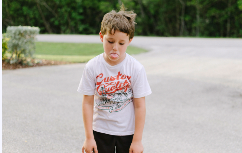 Burn-out : un enfant découragé, fatigué.