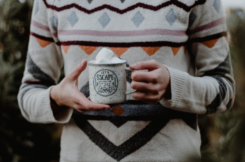 Boire une tasse de chocolat chaud