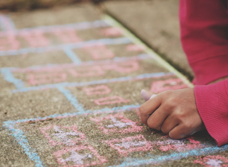 Activité extérieure : créer des dessins à la craie sur les trottoirs