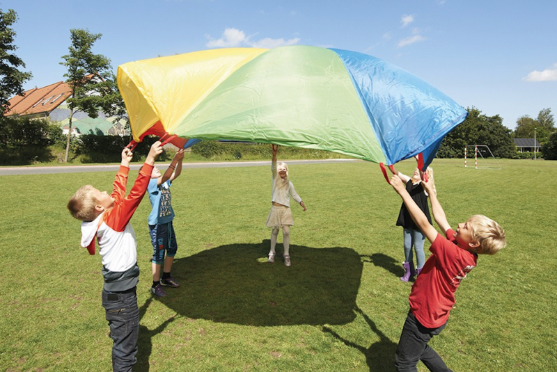 Jeu coopératif enfant : le parachute