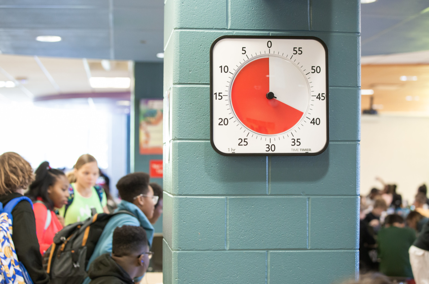 Time Timer Max affiché au mur pendant la récréation.