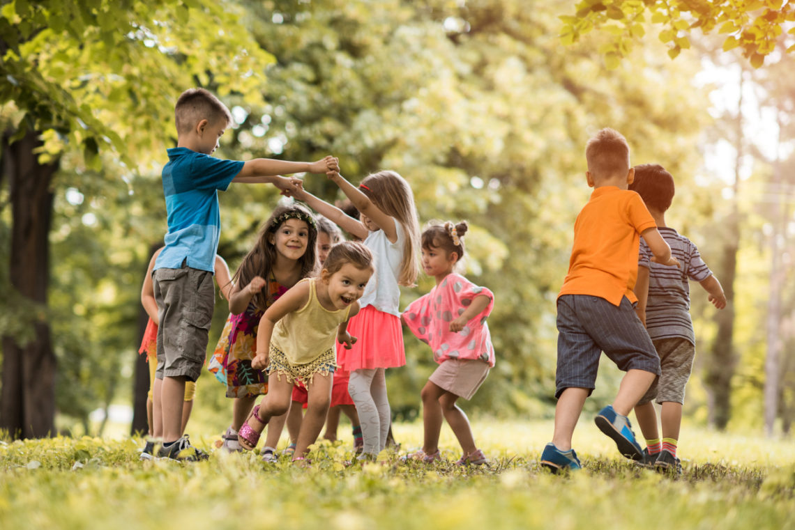 Des enfants jouent dehors