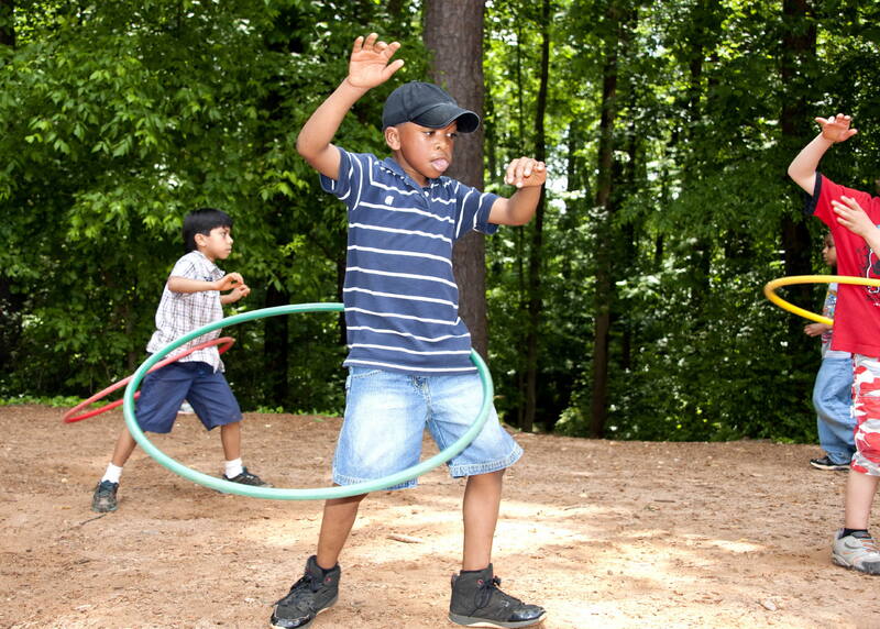 enfants jouant avec des cerceaux