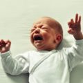 confinement et pleurs de bébé