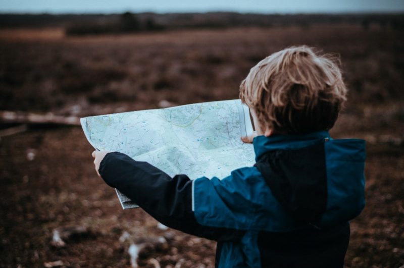 Un enfant regarde une carte 