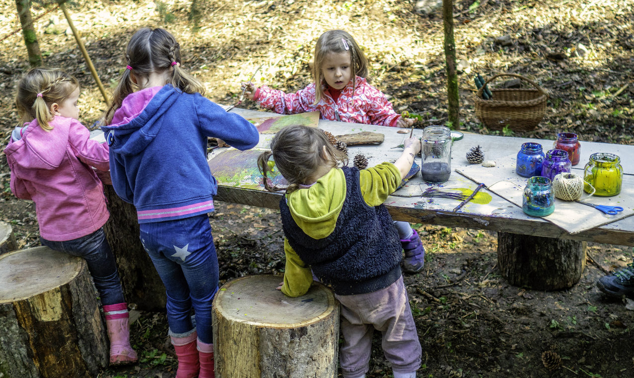 Des enfants font une activité manuelle dehors