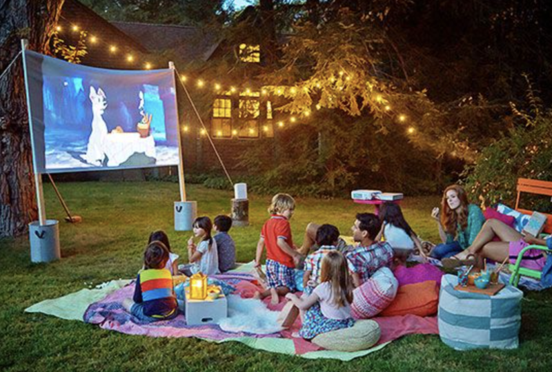 Une séance de cinéma dans le jardin