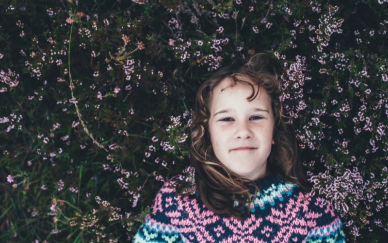 Une fille allongée dans l'herbe