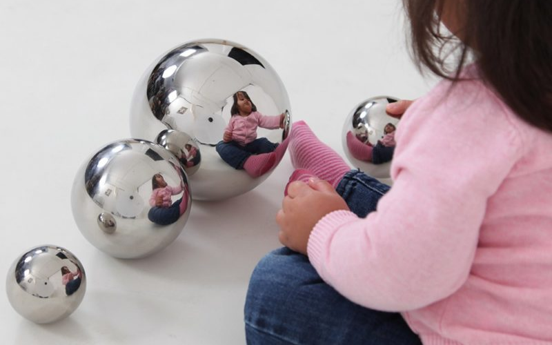 Une activité avec des balles miroirs