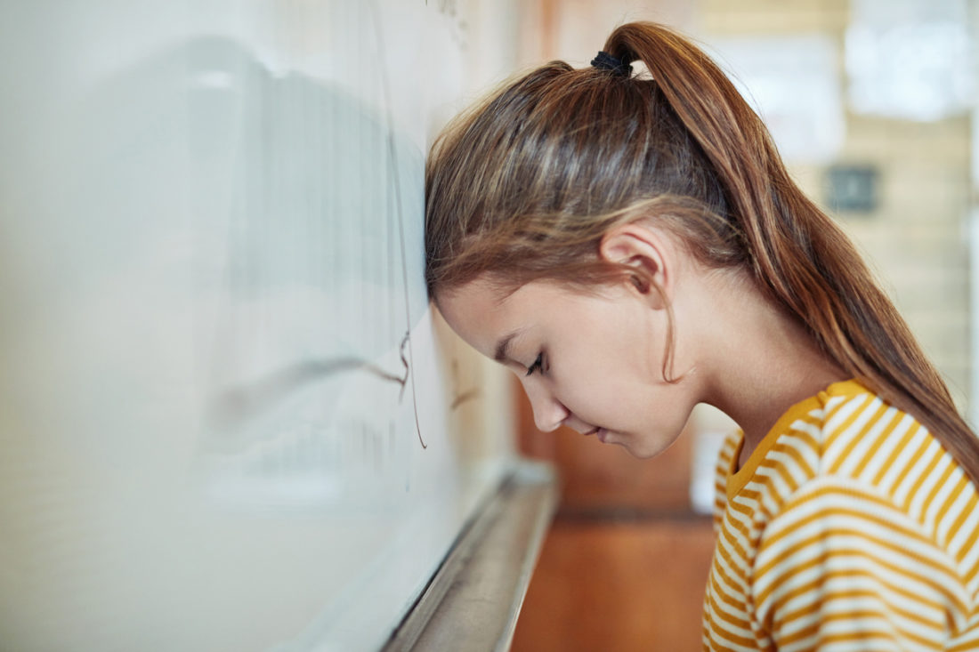 Une enfant est en difficulté en classe