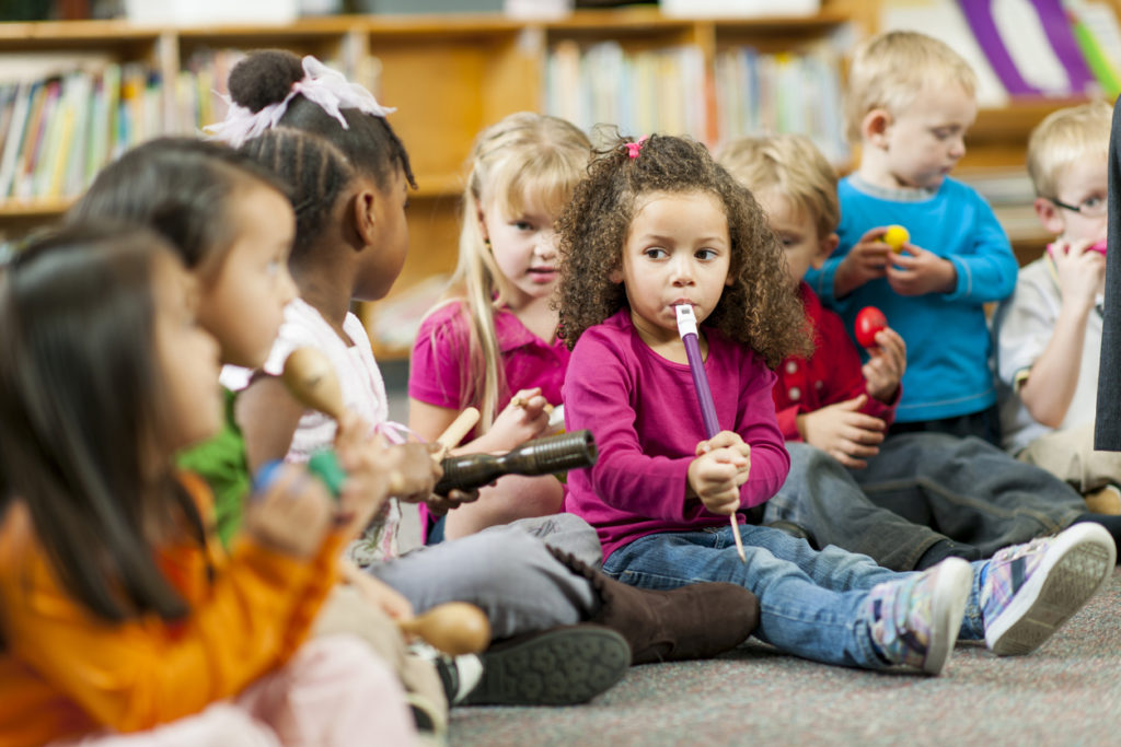 Des enfants jouent de la musique