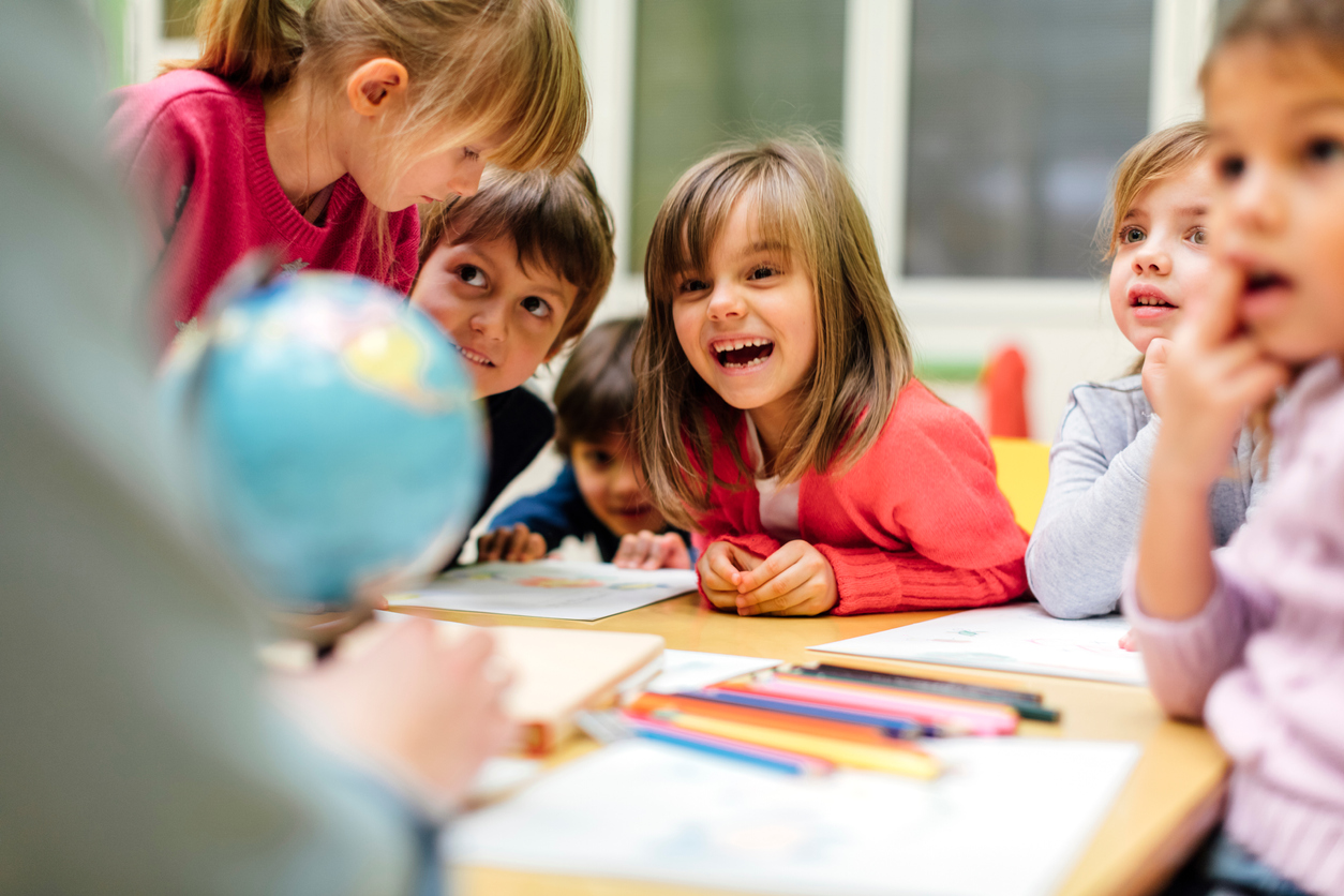 enfants en classe autour d'une table