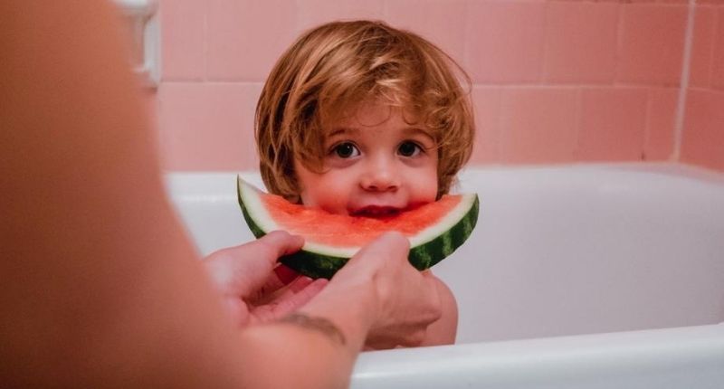 Enfant dans un bain