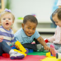 Bébés qui jouent - petite enfance