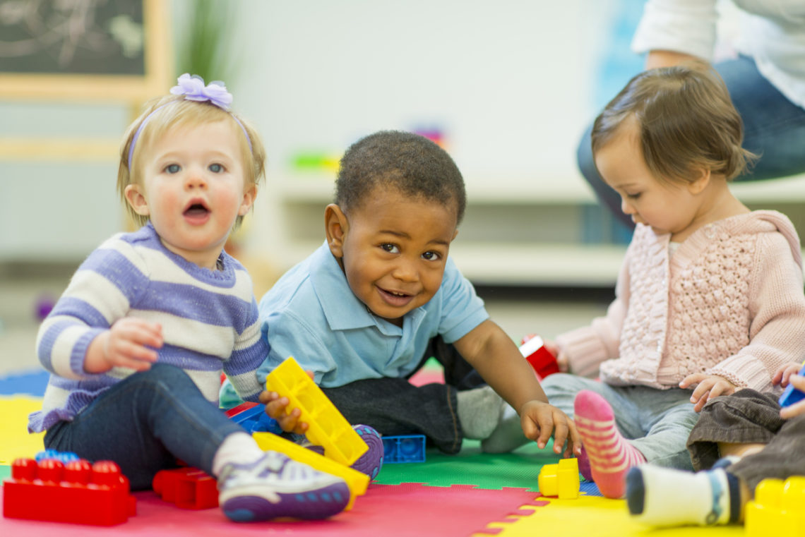 Bébés qui jouent - petite enfance