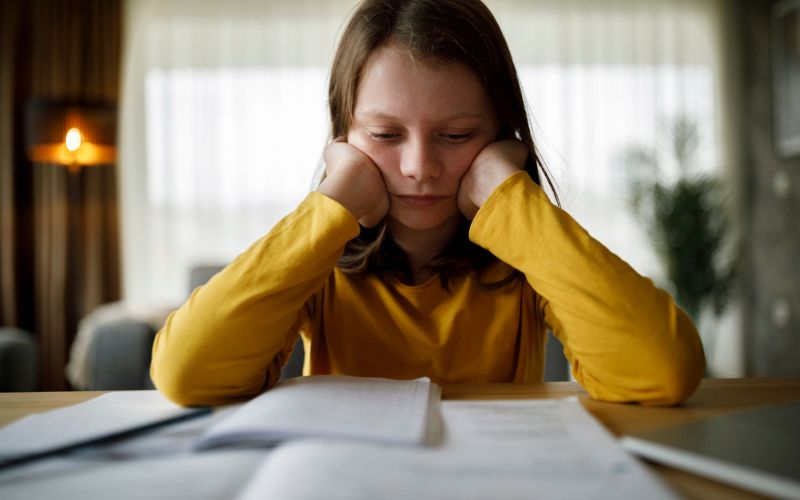 Une enfant a des difficultés à lire