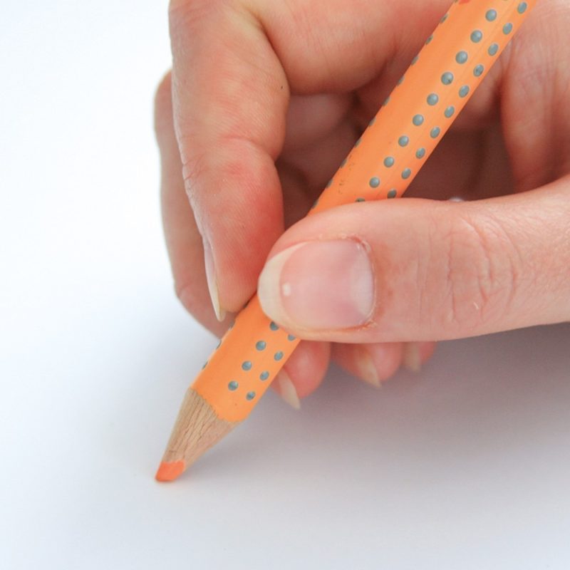 Utilisation d'un des crayons grip apprentissage écriture