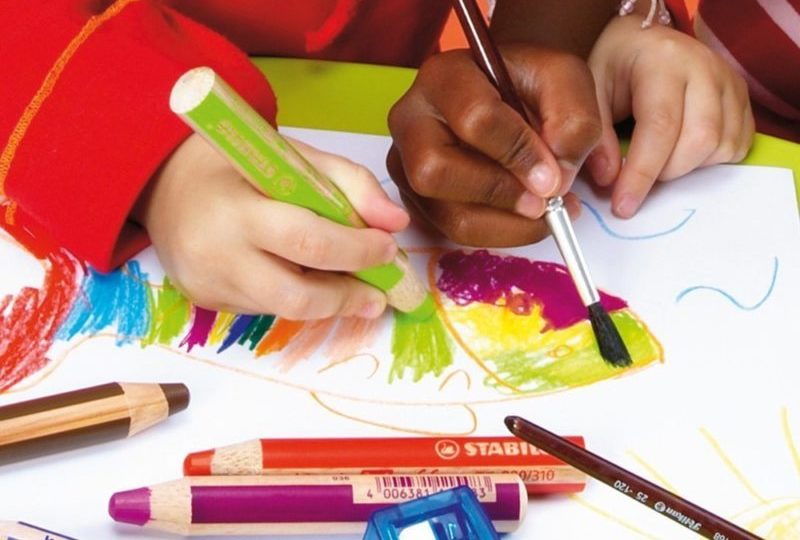 Gros plan sur Enfants qui colorient