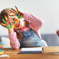 Enfant avec peinture sur les mains