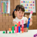 petite fille qui joue avec les cubes Mathlink