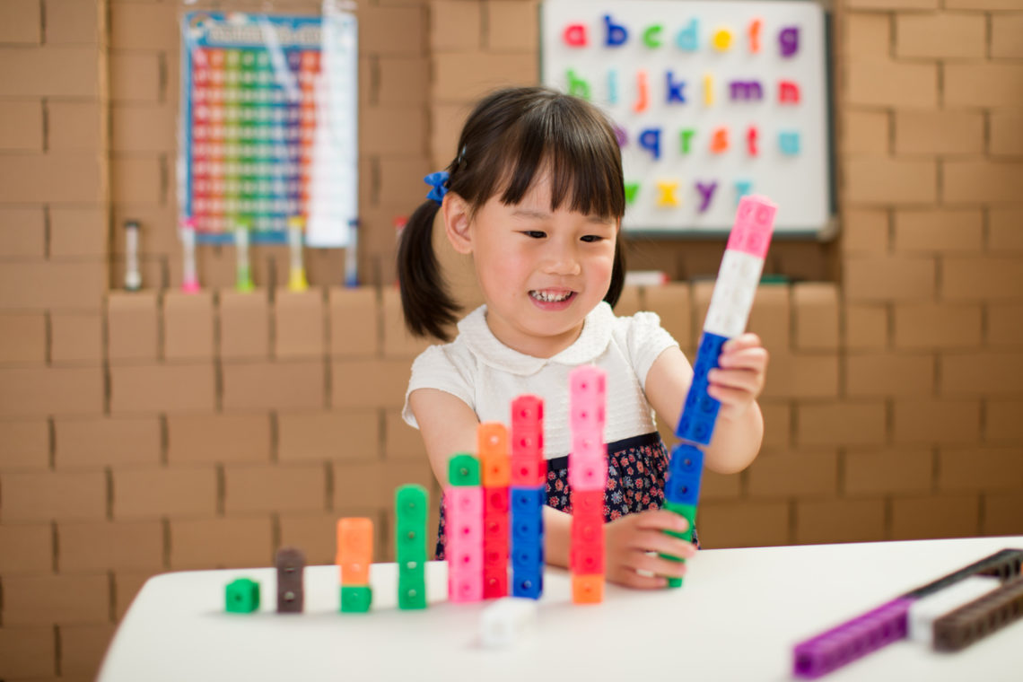 petite fille qui joue avec les cubes Mathlink