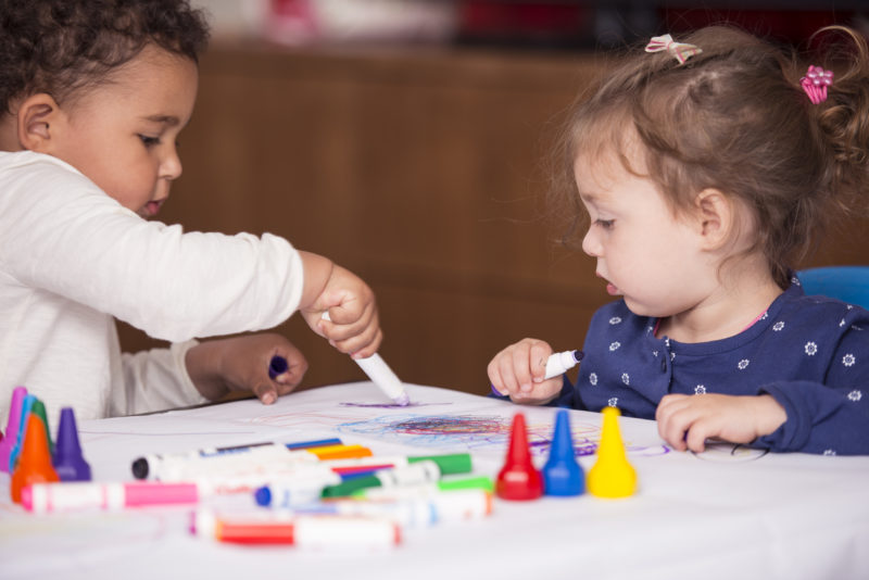 Jeunes enfants qui dessinent apprentissage écriture