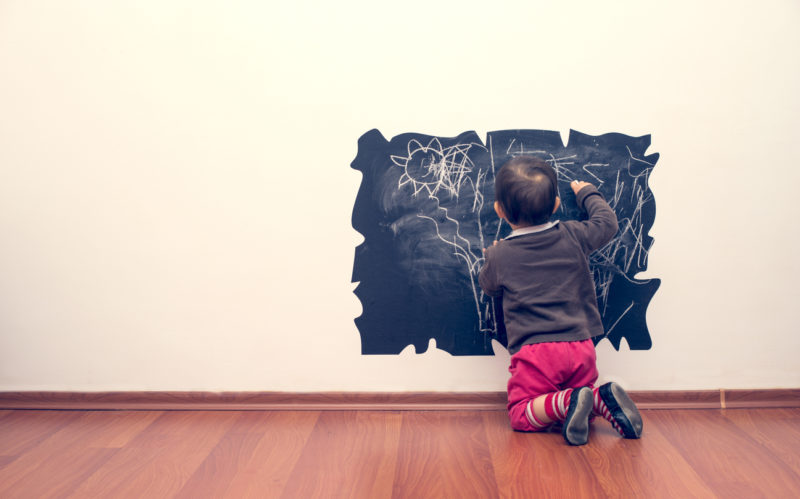 Un enfant qui écrit sur un mur adapté à l'écriture