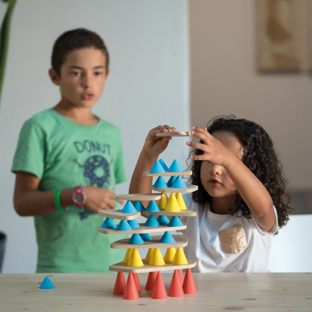 Enfant jouant avec le piks 64 pièces