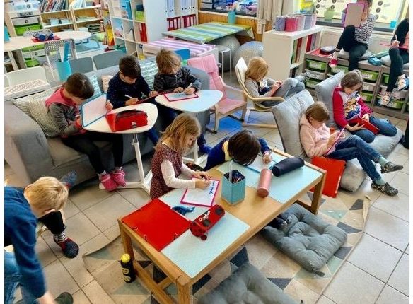 les enfants travaillent en ateliers dans la classe flexible de Stéphanie