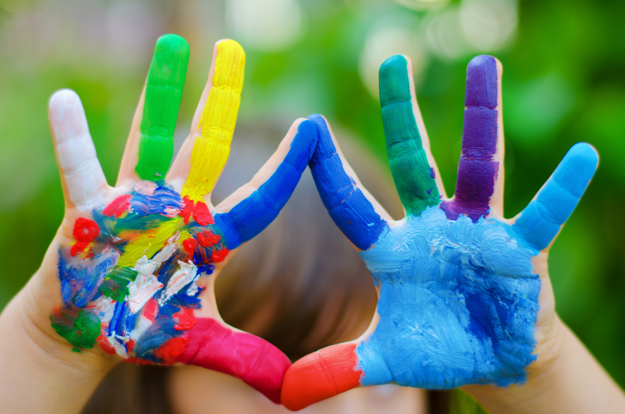 mains d'enfants avec de la peinture