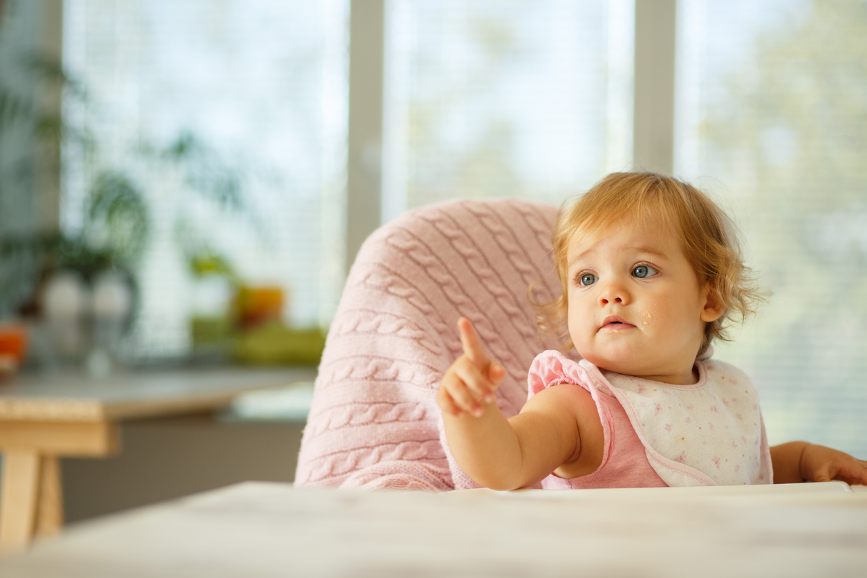 un enfant qui pointe du doigt