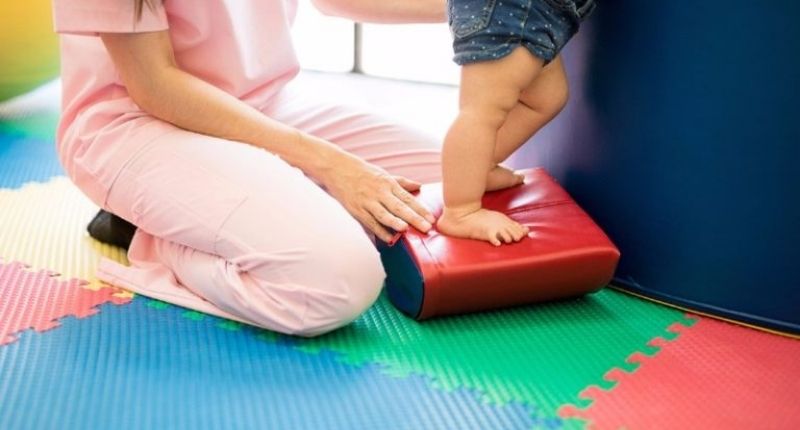 enfant qui se tient debout