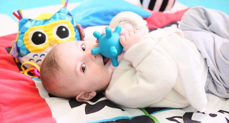 bébé sur tapis d'éveil