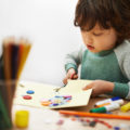 Un enfant qui découpe avec des ciseaux