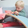 Un enfant joue avec une Wobbel
