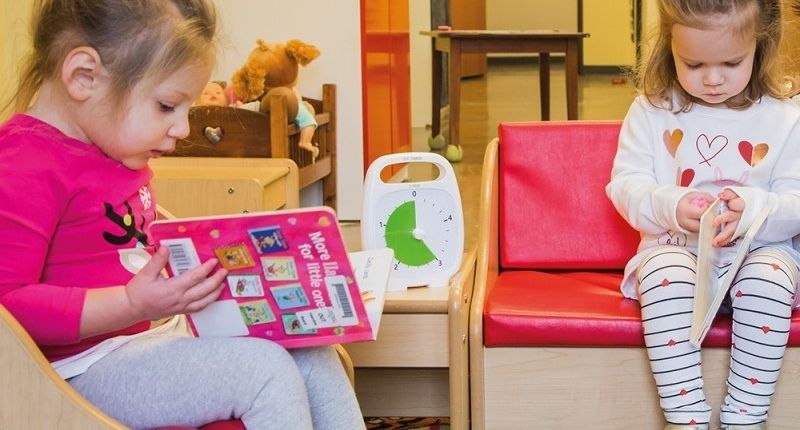 Deux petites filles en train de lire