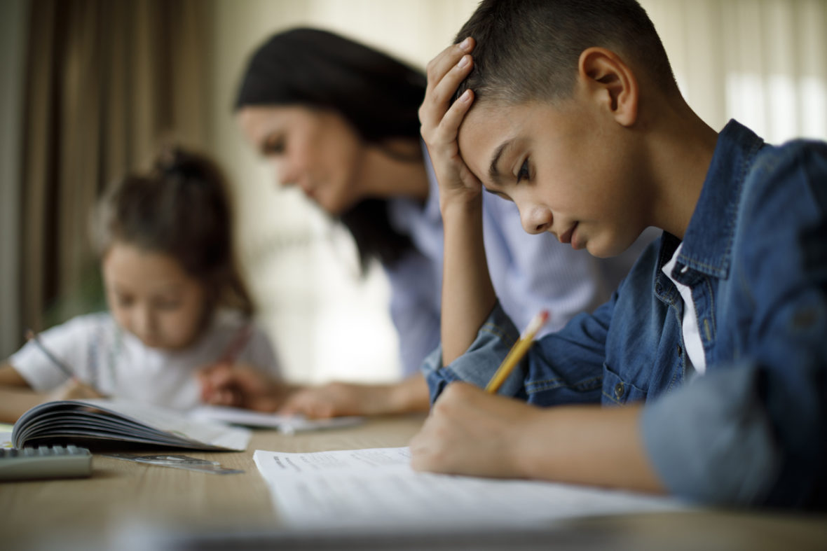 Deux enfants font leurs devoirs