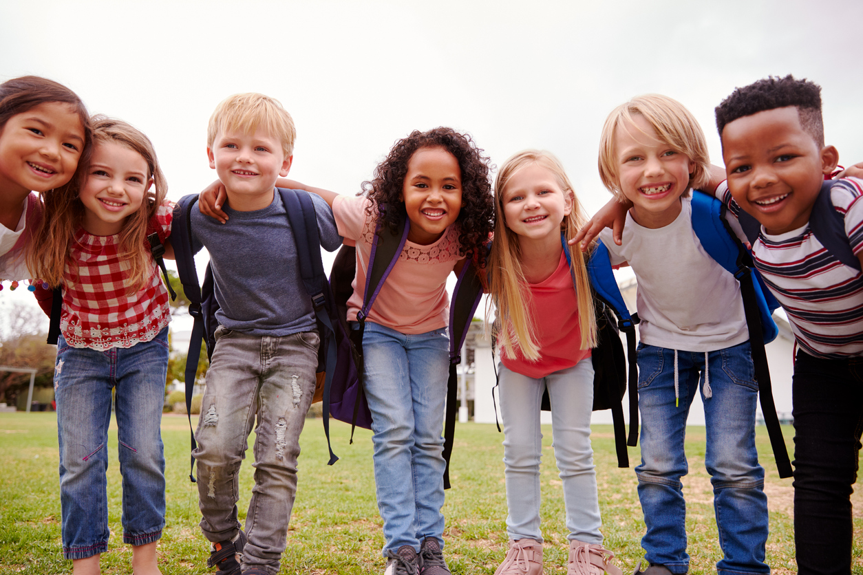 Des enfants se tiennent par les épaules