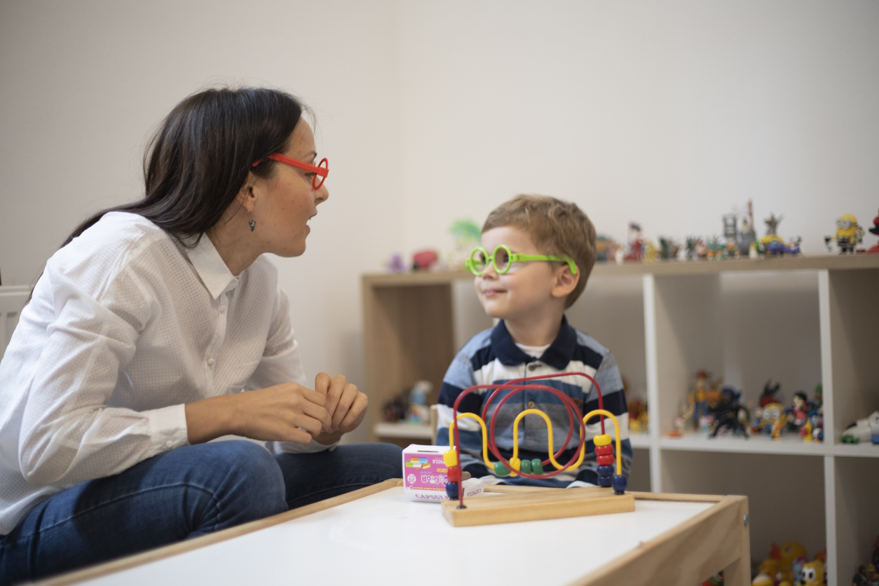 Un enfant lors d'une séance de rééducation