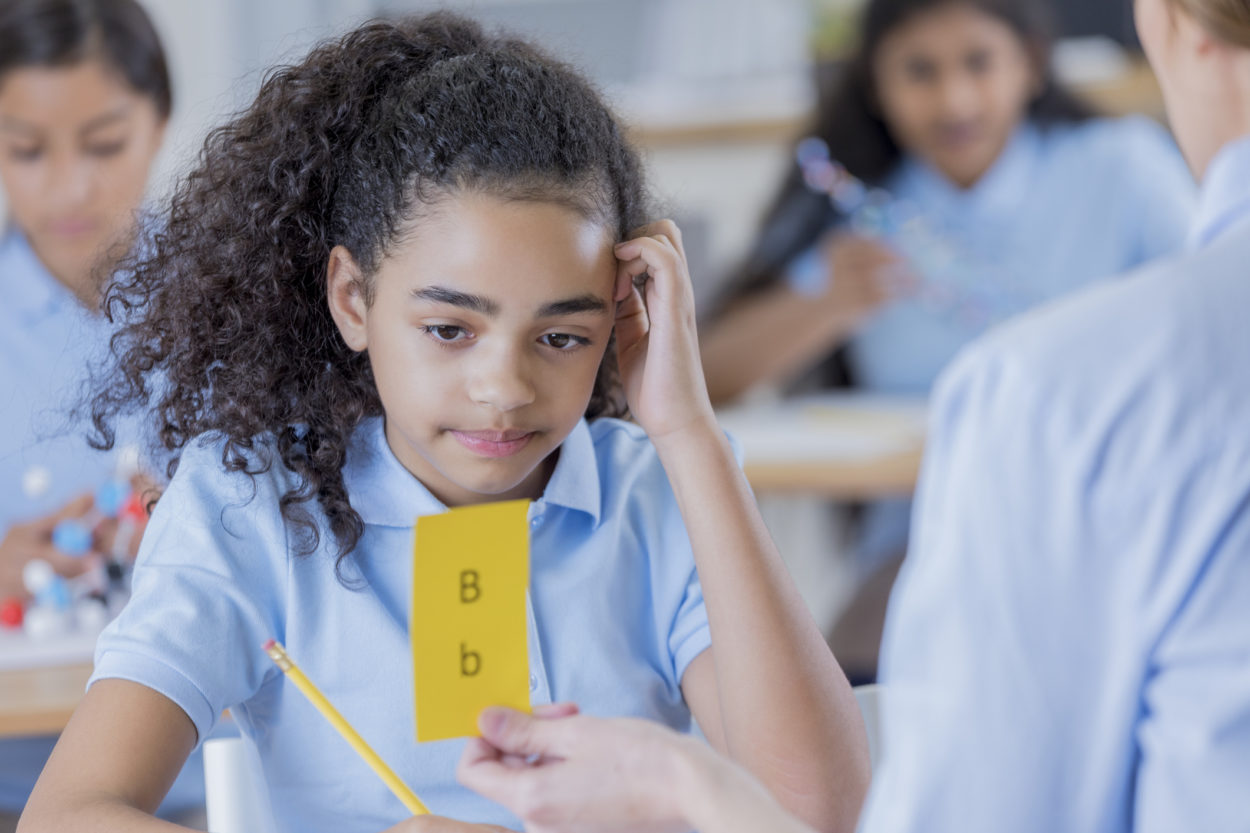 Une jeune fille ayant des difficultés de lecture/prononciation 