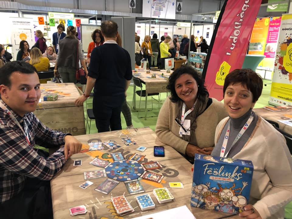 Nathalie Lambinet, à droite de l'image, en train de jouer au jeu " Feelings ".