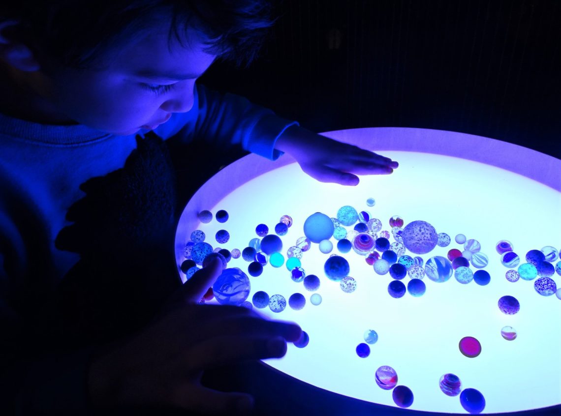 Jeu sensoriel avec table lumineuse magic light