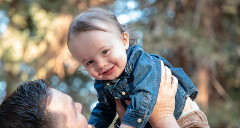 Un bébé porté par son papa